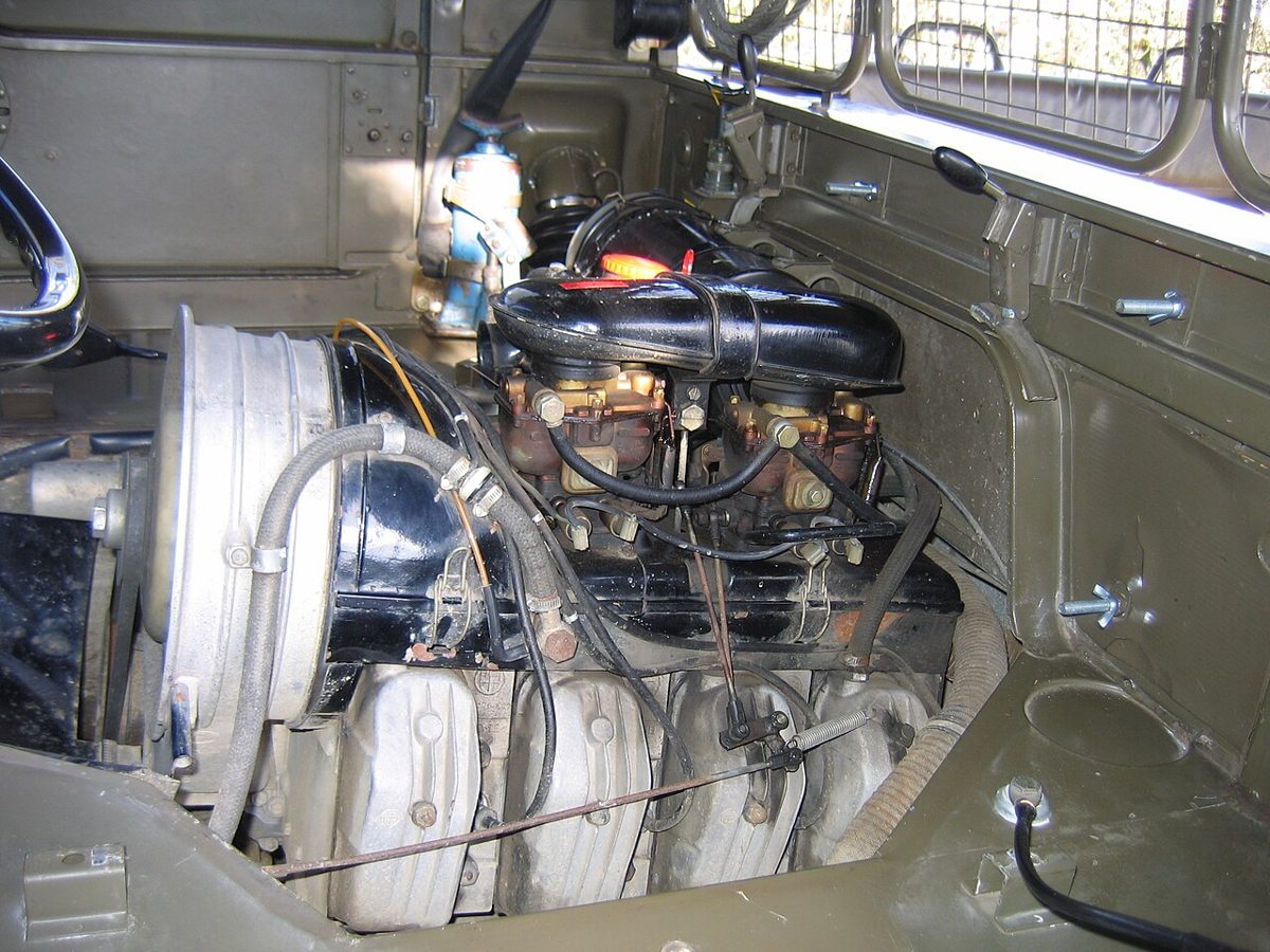 Air-cooled inline four-cylinder engine of a Pinzgauer