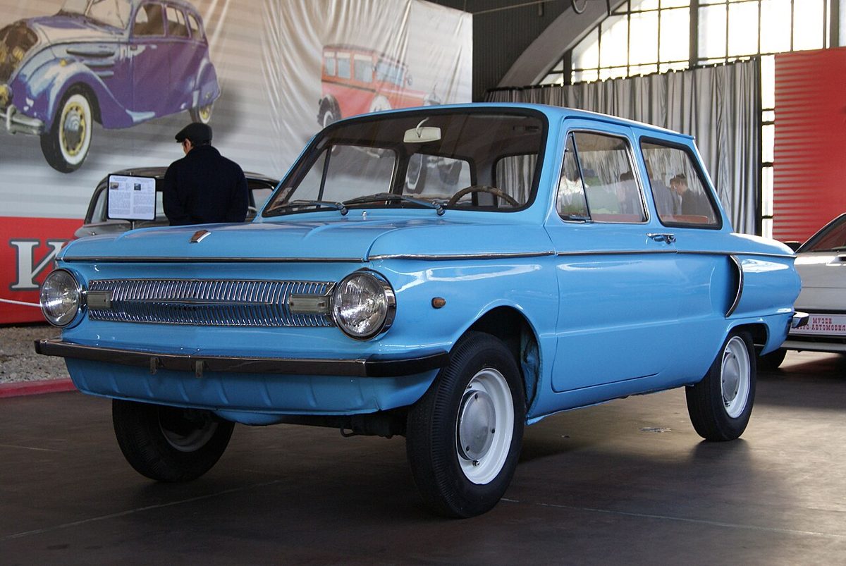 Front view of a ZAZ-966 with its flat, grille-less nose